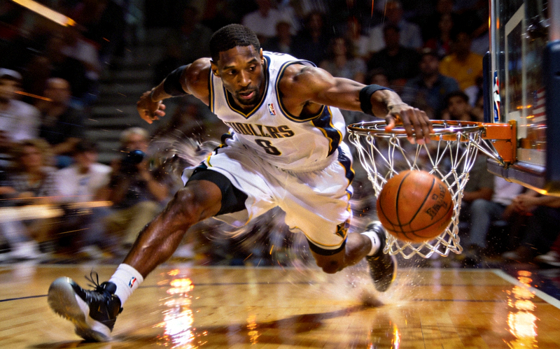 NBA球星在比赛中突破上篮的精彩瞬间，展现力量与技巧