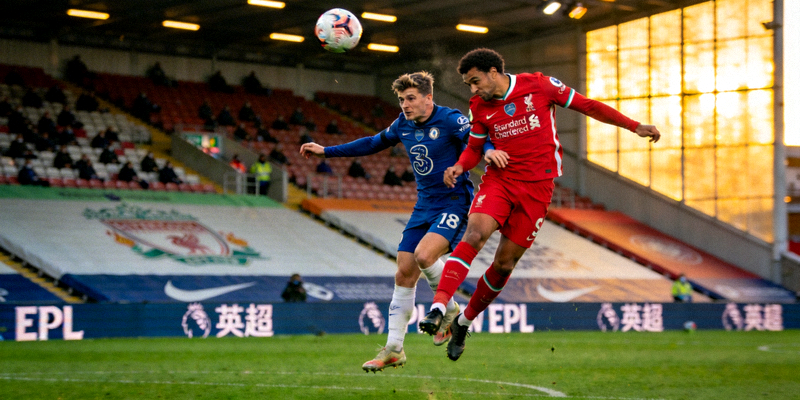 英格兰足球超级联赛激烈比赛直播，球员争抢头球